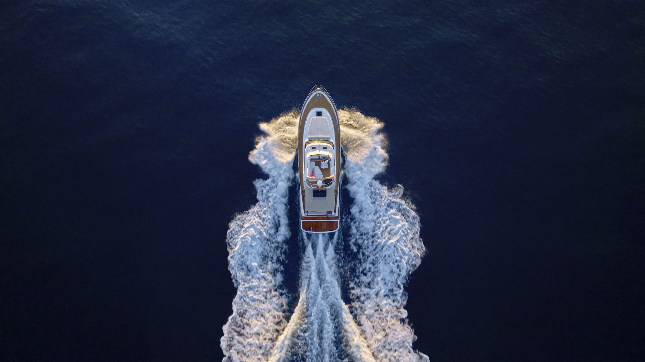 Bennington L Series boat