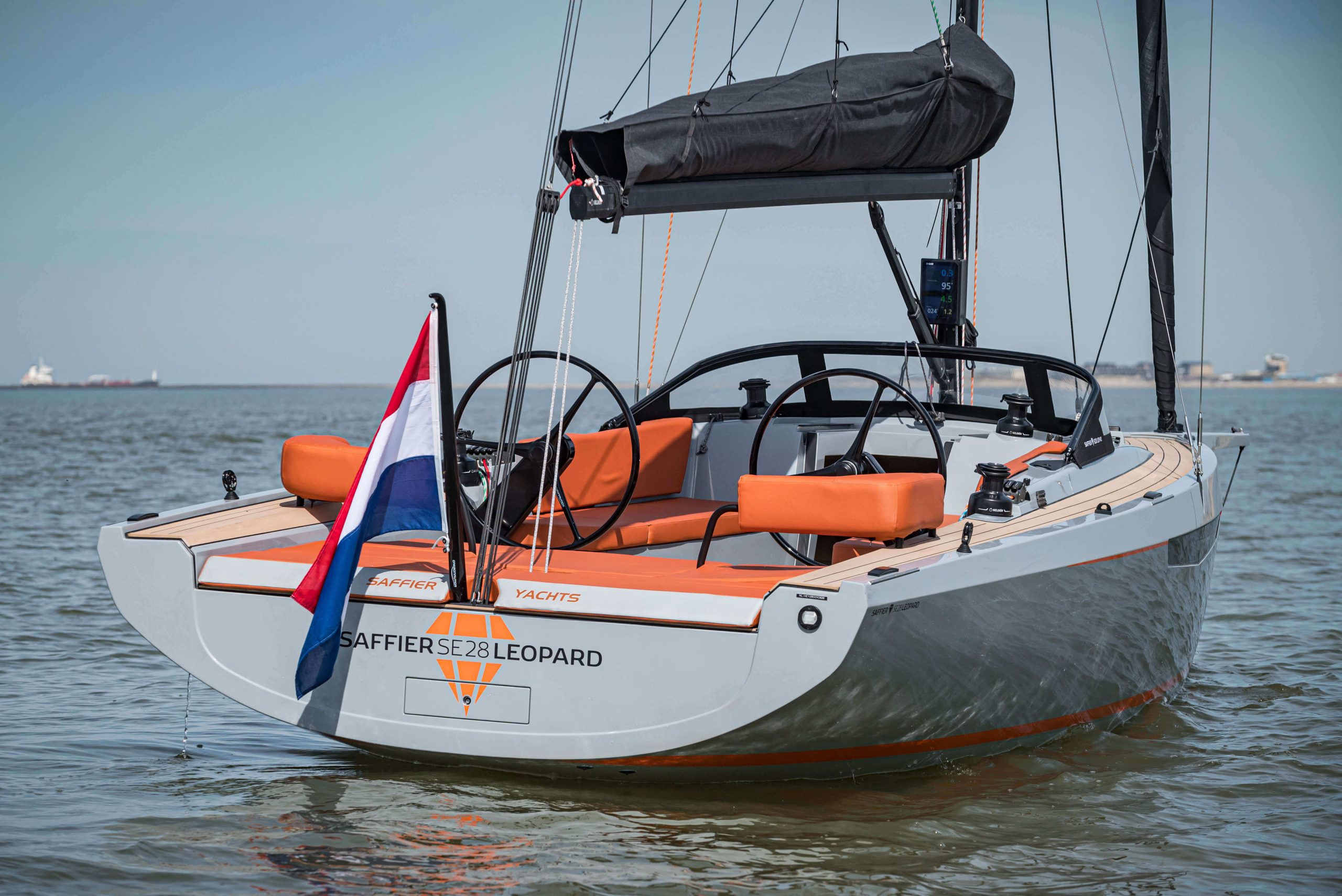 Saffier SE 28 Leopard underway, full vessel profile
