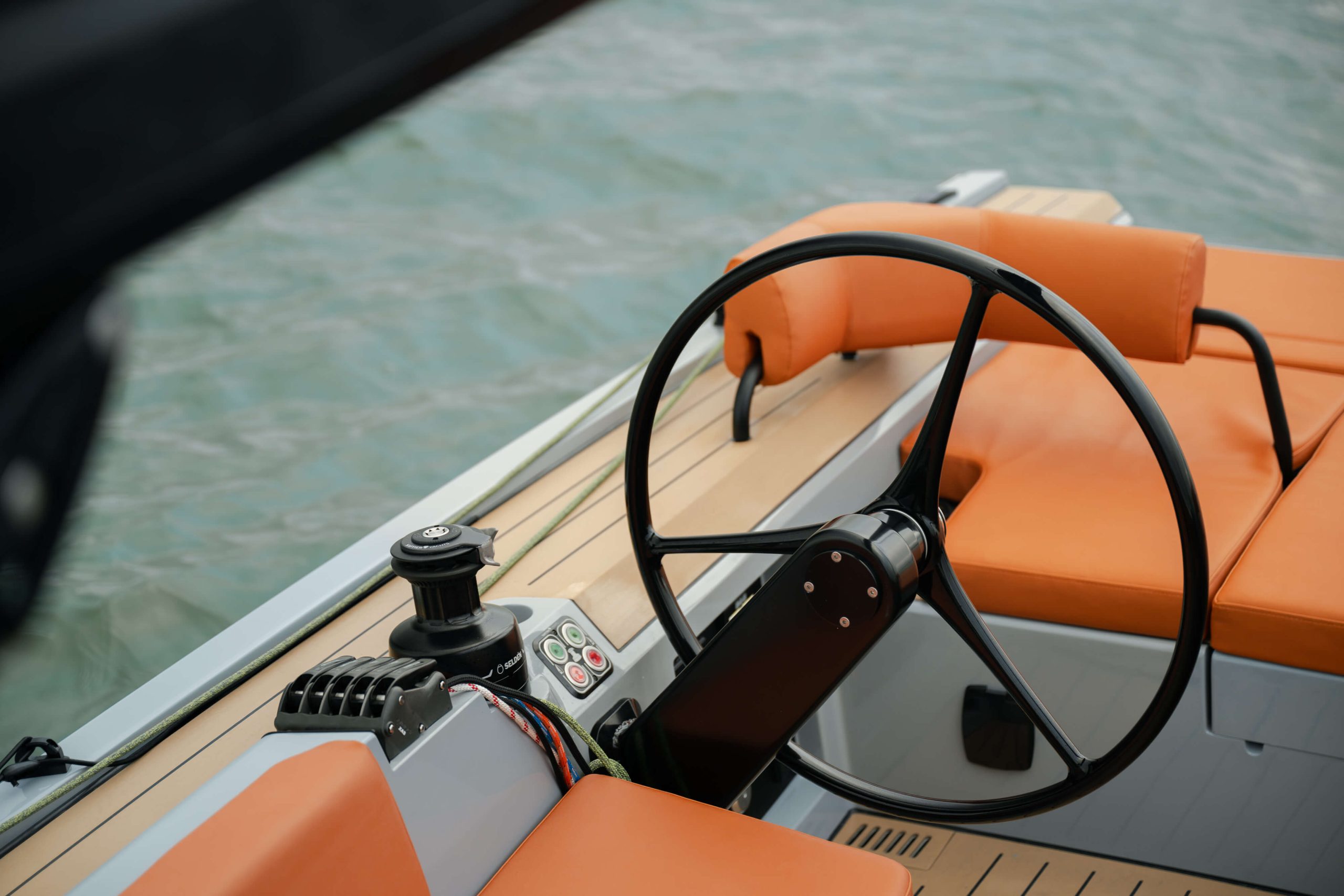 Saffier SE 28 Leopard cockpit and deck details